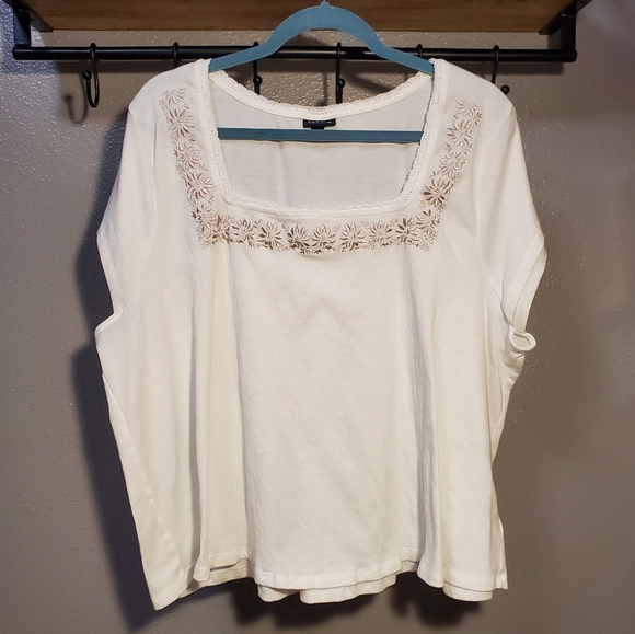 TORRID IVORY CREPE EMBROIDERED TEE SQUARE - Picture 1 of 4
